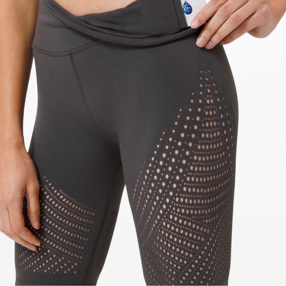 Lululemon Reveal HR Short Digi Rain Charcoal Grey Size 2 High Rise Shorts - Picture 3 of 12